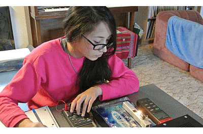 ANN MAKOSINSKI  INVENTE LA LAMPE TORCHE CORPORELLE .